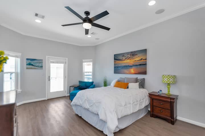 Dhoma e gjumit kryesore perëndimore - krevat dopio "queen" - e ndritshme dhe e gjerë! Krevat fëmijësh i palosshëm në dollap nëse është e nevojshme