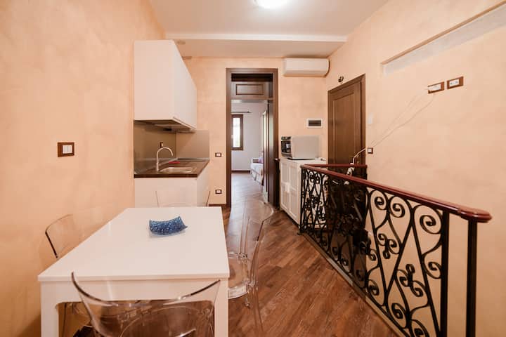 Rosso Veneziano Apartment - Venice