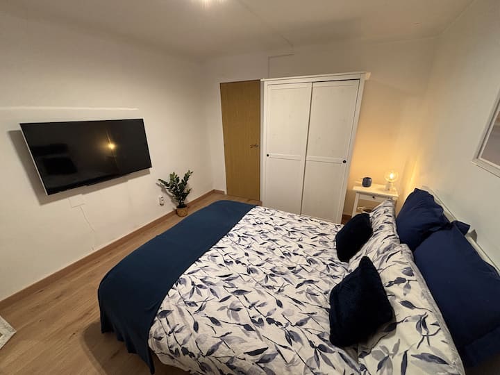 חדר סביליה. חדר שינה זוגי עם טלוויזיה, מראה בגובה מלא, מרפסת ז'ולייט ומיזוג אוויר/חימום. USB ותקעים ליד המיטה. גישה ל-Nook.