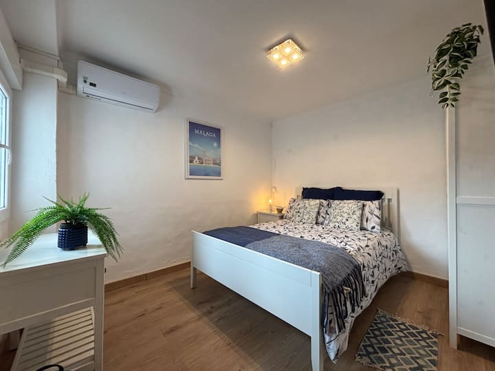 חדר מלאגה הוא חדר זוגי וכולל מיזוג אוויר/חימום. חלון עם תריס האפלה ונקודות טעינה עם USB