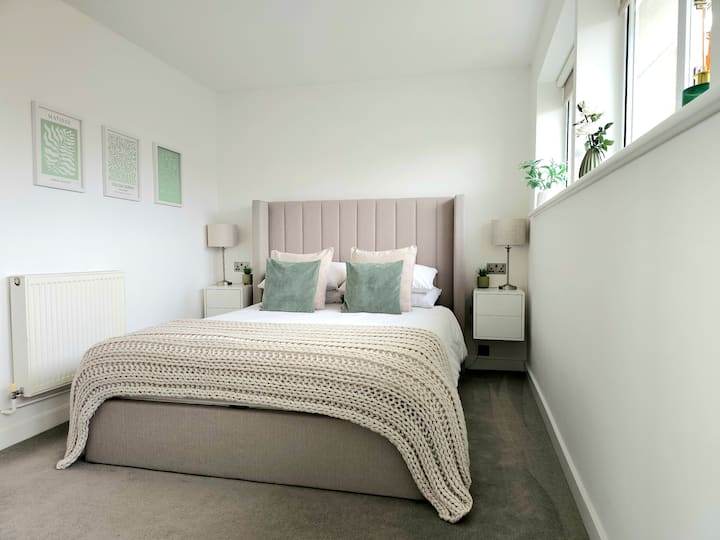 Прекрасен, чист дом на одлична локација. Процесот на пријавување беше лесен, кујната имаше сѐ што ни беше потребно, а креветите беа навистина удобни. Особено уживавме во тивката градина навечер. Дефинитивно би престојувале повторно!
– Ребека М. ⭐⭐⭐⭐⭐