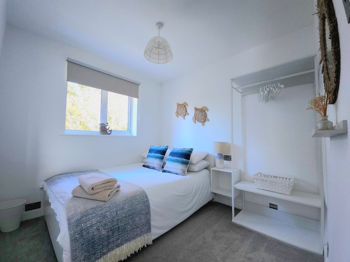 Светла и удобна двокреветна соба со квалитетен душек, мека постелнина и смирувачка атмосфера. Како и сите спални соби во куќата, вклучува погоден простор за складирање на облека и лични предмети, совршен за мирен престој.