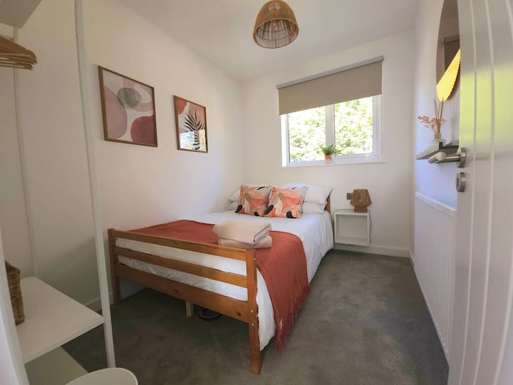 Удобна двокреветна соба со мека постелнина, квалитетен душек и доволно простор за складирање. Мирен и практичен простор за опуштање по долгиот ден, идеален за поединци или парови на кои им треба мирна ноќ во чист, добро претставен дом.