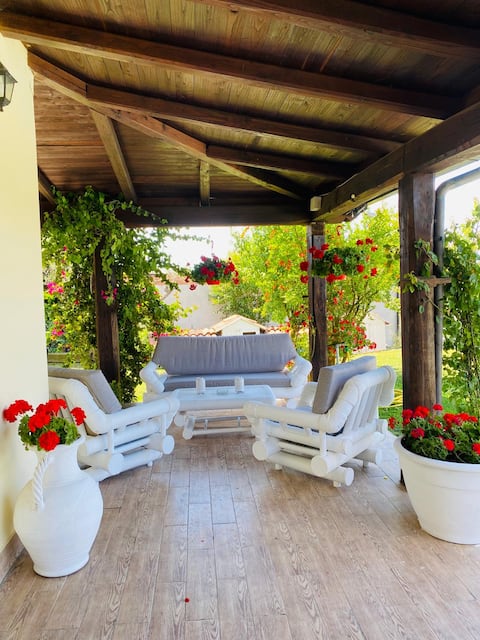 Villa surrounded by greenery just minutes from Rome
