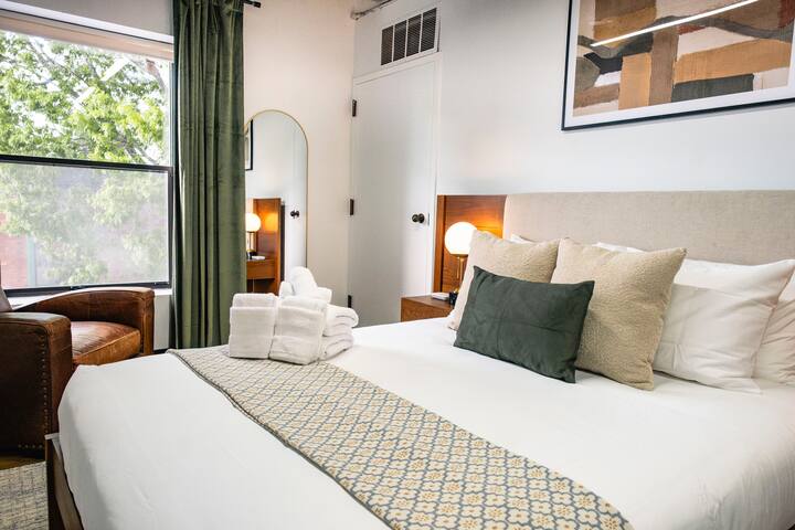 The Ballard Loft|Sleeps 8 |Steps to Shops & Dining gallery image 3