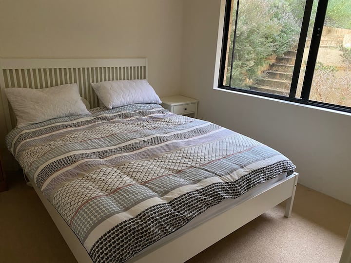 غرفة نوم 4 بسرير بحجم كبير ورداء مبني.