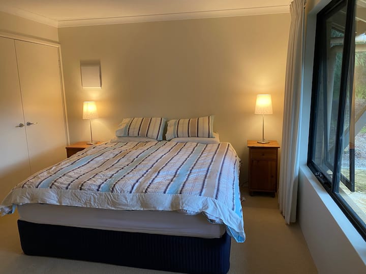 سرير بحجم كبير في الجناح الرئيسي الثاني مع حمام داخلي مجاور.  دونا مريحة وريش بالإضافة إلى بطانية كهربائية.