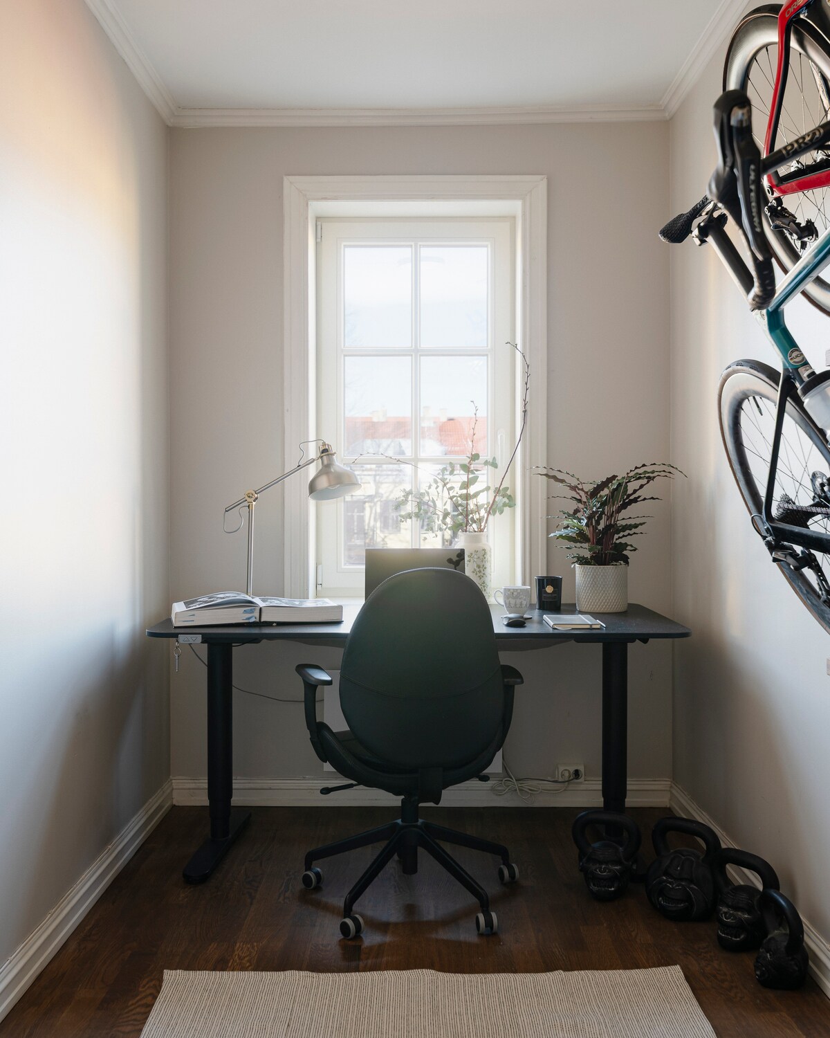 Veelzijdige derde slaapkamer – momenteel ingericht als een licht thuiskantoor, maar kan worden vervangen door een eenpersoonsbed of tweepersoonsbed. Ideaal voor werken op afstand, een rustig toevluchtsoord of een extra slaapruimte voor gezinnen.