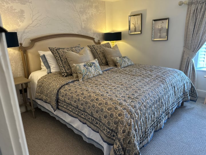 Მთავარ საძინებელში დაგხვდებათ სუპერ დიდი საწოლი . Ეგვიპტური ბამბის სატინის 100% -იანი თეთრეული რბილი და აბრეშუმისებრი ღამეების გასატარებლად რბილი და აბრეშუმისფერია. Ბუმბულის ბალიშებითა და საბნით. Ალტერნატიული ბალიშები და საბანი ხელმისაწვდომია მოთხოვნისამებრ 