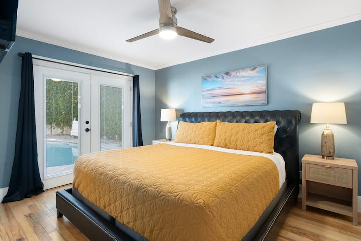 主卧套房带通往后院的法式门