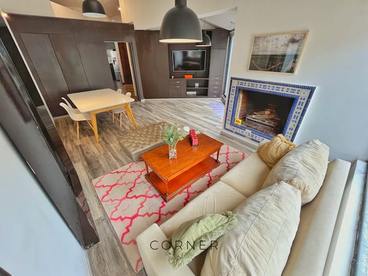  Замислете тивко попладне во оваа ретро соба, каде што влегува светлина. Кој не би сакал да се опушти тука?