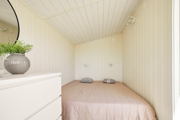 Acogedora casa de huéspedes con cama tamaño queen (160 cm). Impresionante vista al mar desde la ventana