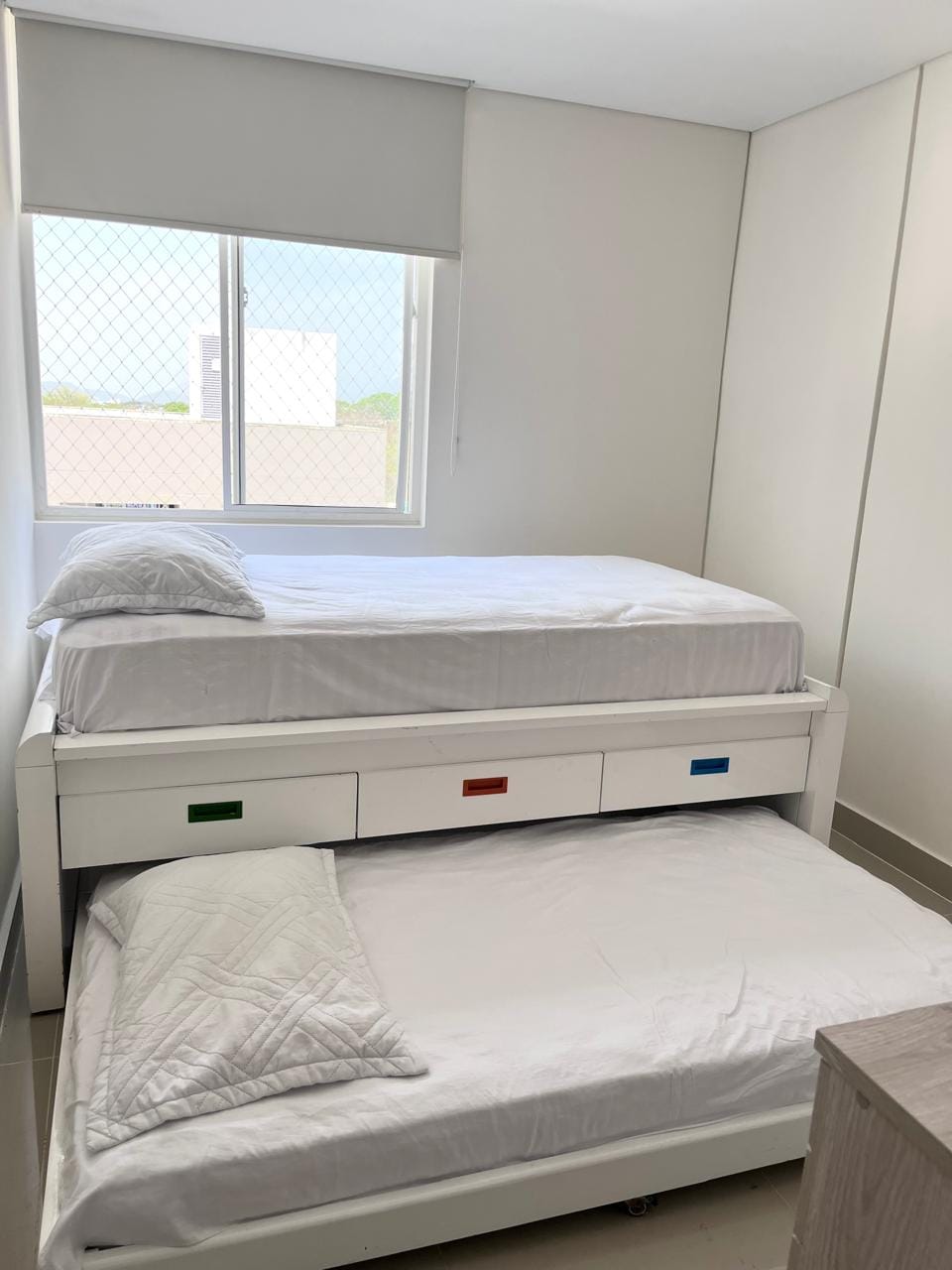 U ovoj sobi mogu boraviti dvije osobe, u jednom jednostrukom i jednom niskom krevetu.