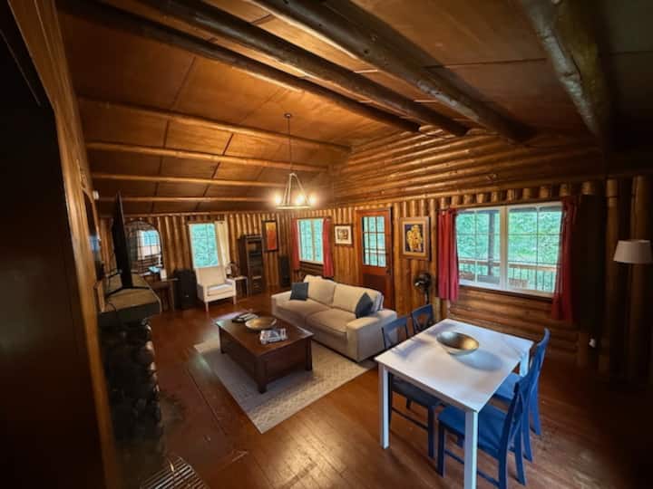Idyllic 1930s Cabin By The Lake - Issaquah, WA