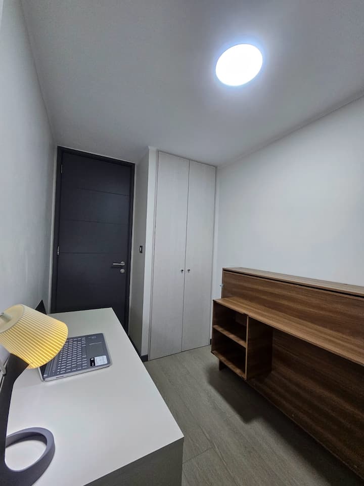 ห้องนอนที่สองวางเตียงเพื่อเพิ่มประสิทธิภาพพื้นที่บนโต๊ะทำงาน 