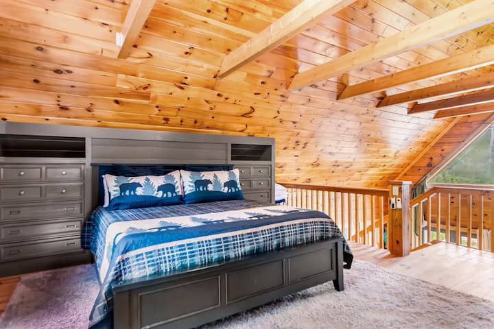 ห้องนอนลอฟท์กว้างขวางมีเตียงขนาดคิงไซส์พร้อมเครื่องนอนผ้าฟลานเนล เฟอร์นิเจอร์ไม้แบบสั่งทำ และชั้นวางของในตัวที่อาบไปด้วยแสงธรรมชาติอันอบอุ่น

