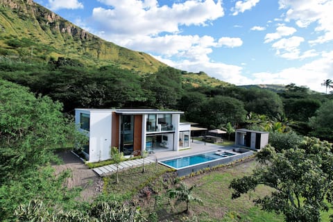 Luxury House in Yunguilla with Pool and Jacuzzi