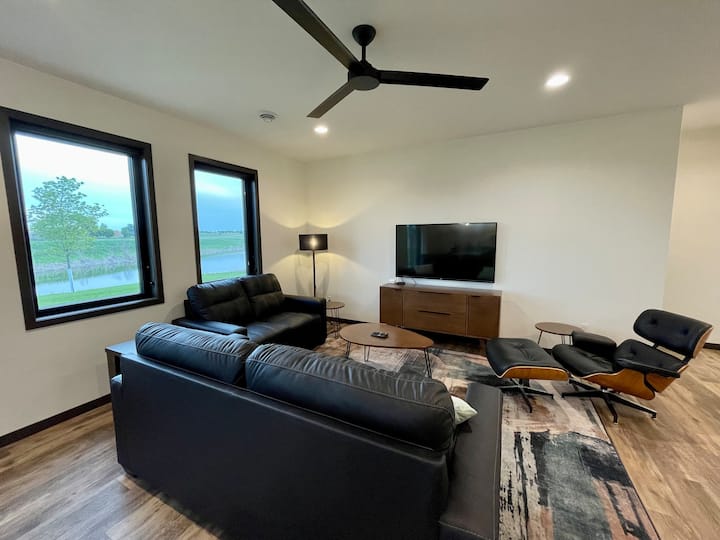 Family-friendly + Pond View + Ev Charger + Bbq - Brookings, SD