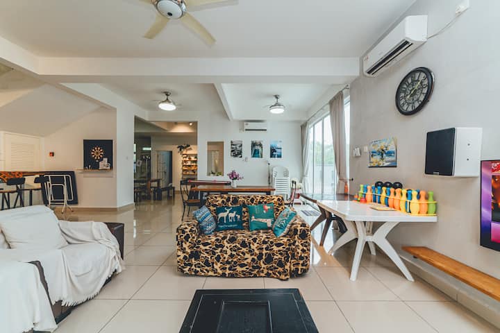 סלון נעים של וילה עם ספה ושולחן קפה, טלוויזיה לבידור וצעצועים לילדים שמוסיפים מגע שובב. חלון גדול ממלא את החלל באור טבעי, מה שגורם לו להרגיש מואר ומזמין.