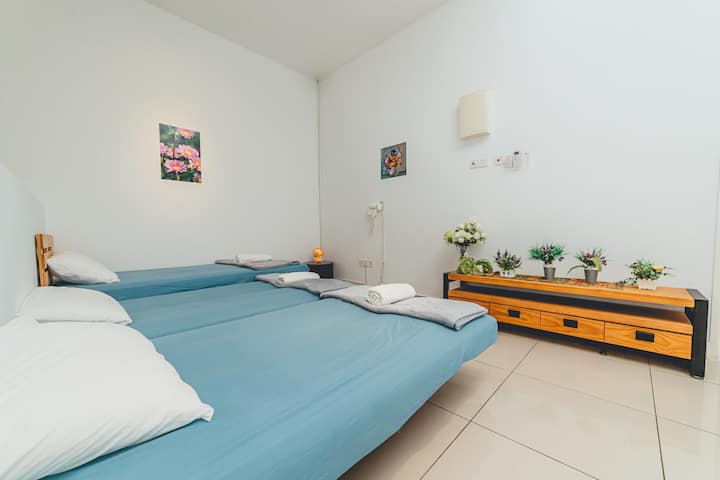 בסלון 2 יש שלוש מיטות יחיד נוחות, מושלמות לקבוצות או למשפחות. בנוסף, יש ארון אחסון מרווח, שמציע שפע של מקום לאחסון חפצים בצורה מסודרת במהלך השהייה.