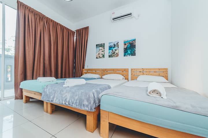 חדר שינה 3: חדר שינה נעים זה כולל שלוש מיטות יחיד ומצויד במזגן לנוחות נוספת. חלון מאפשר כניסת אור טבעי, ויוצר אווירה מוארת ומאווררת.