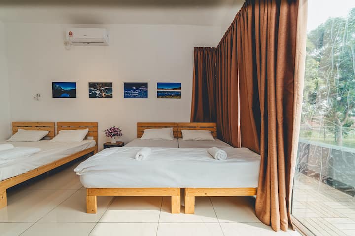 בחדר השינה הראשון יש חמש מיטות יחיד ועריסה, כך שהוא אידיאלי למשפחות. הוא מצויד במיזוג אוויר ויש לו חלון כדי להאיר את החלל באור טבעי.