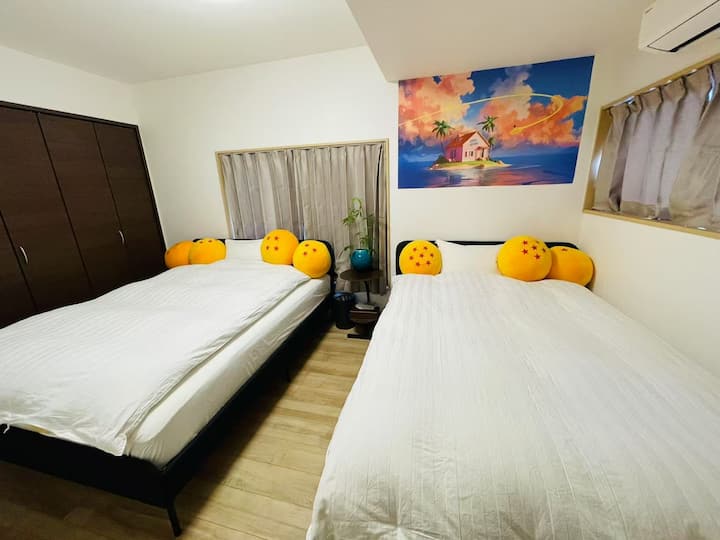 Hay 2 camas dobles, 1,6 metros de ancho y un edredón de marca japonesa Nishikawa por persona.Aporta un sueño cómodo.