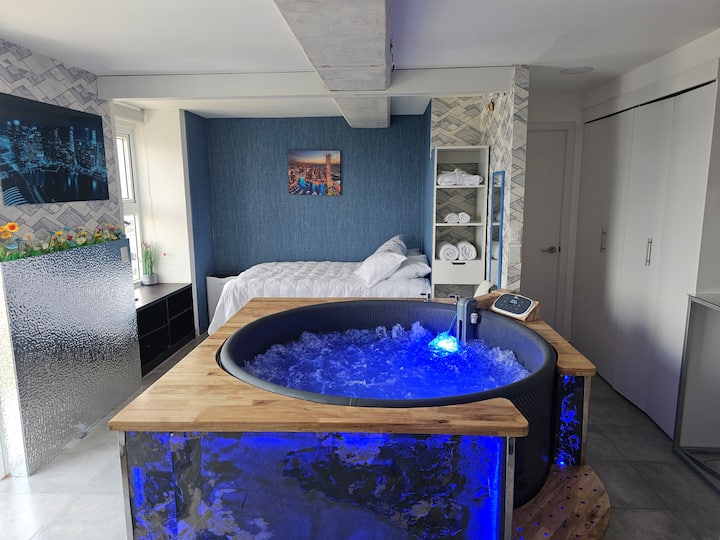 Habitacion justo al lado del Jacuzzi con cortinas ubicadas en la separación para poder subir el nivel de privacidad, adicionalmente, una cortina corrediza la cual funciona como puerta.