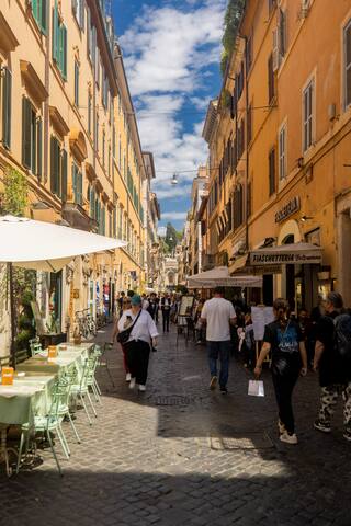 La Dolce Vita – Elegante rifugio nel cuore di Roma gallery image 3