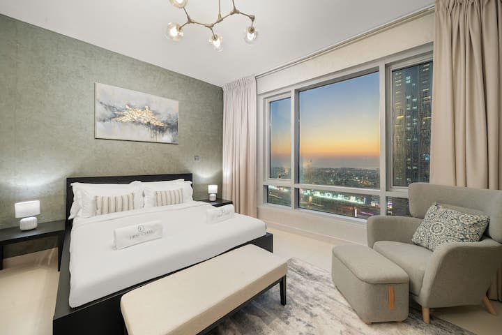 Chambre Oasis : Détendez-vous avec une vue imprenable et une décoration chic dans cette retraite élégante!