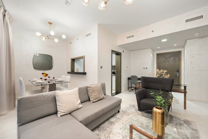 Salon : l'élégance moderne rencontre le confort avec une décoration élégante et un espace de repas accueillant!