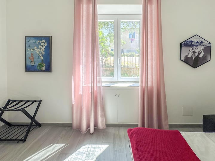 Stylish Garbatella Stay – Walk To Metro & Downtown - Rome Ciampino Airport (CIA)