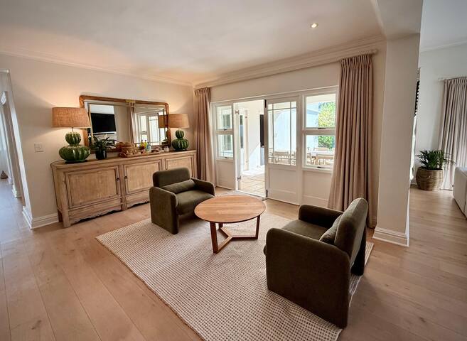 Stylish Home in Claremont gallery image 4