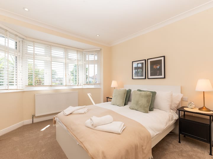 Უმშვენიერესი საძინებელი დაფნის ფანჯრით, გარდერობითა და საგარდერობო მაგიდით. Მეორე სართულზე 