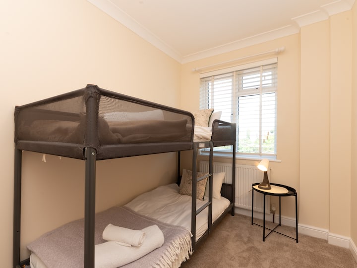 Ამ მშვიდ საძინებელში არის ორსართულიანი საწოლები და უჯრის გულმკერდი. Მეორე სართულზე 