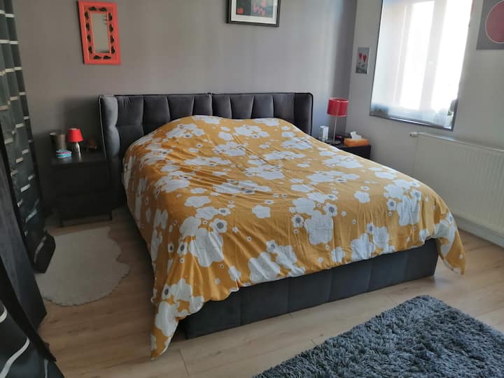 Quarto no 1º andar, ao lado do banheiro.