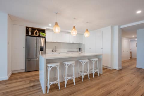 1 min to beach & cafés | Pool, Gym, Sauna, Tennis