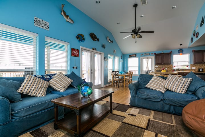 Charming Canal Home 3 Mins To Beach +Outdoor Space - Jamaica Beach, TX