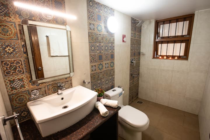 Full bathroom 1 image 2