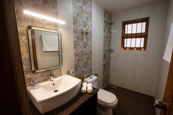 Full bathroom 2 image 1