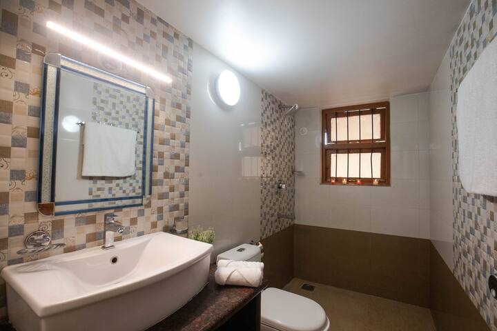 Full bathroom 1 image 1
