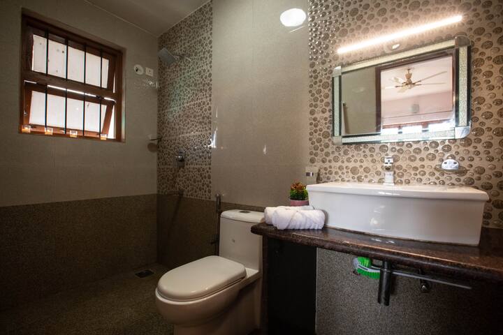 Full bathroom 3 image 1