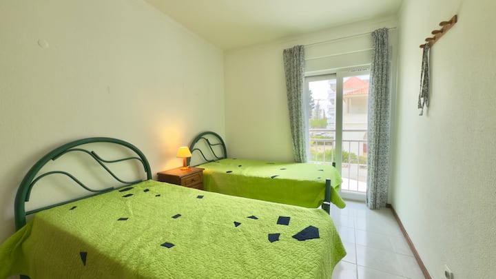 Quarto com duas camas de solteiro