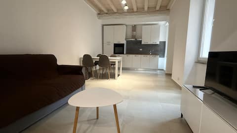 Dinsy's Home [Station 350m away]