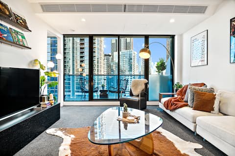 Chic NYC Style 3BR|Balcony Views, Pool/Gym+Parking