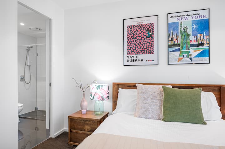 Bedroom 1 image 2
