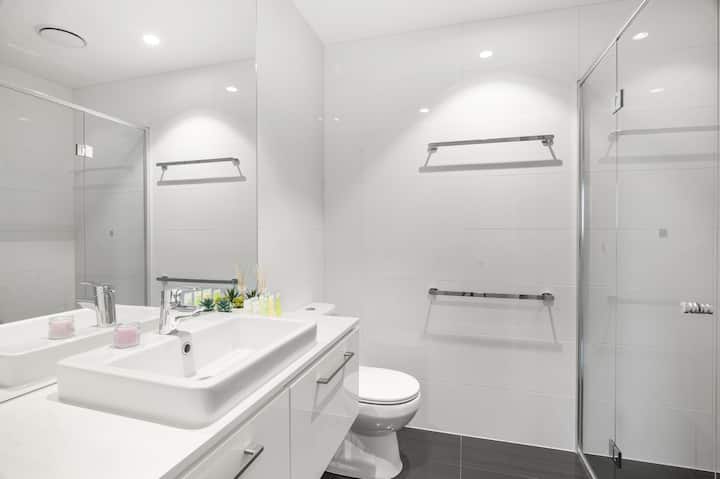 Full bathroom 2 image 1