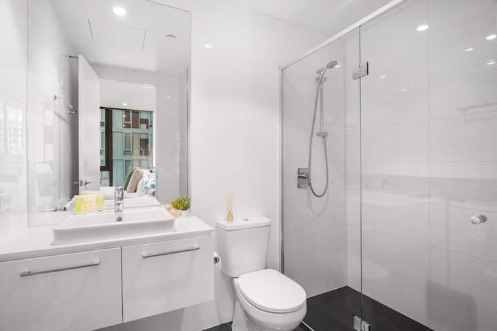 Full bathroom 1 image 1