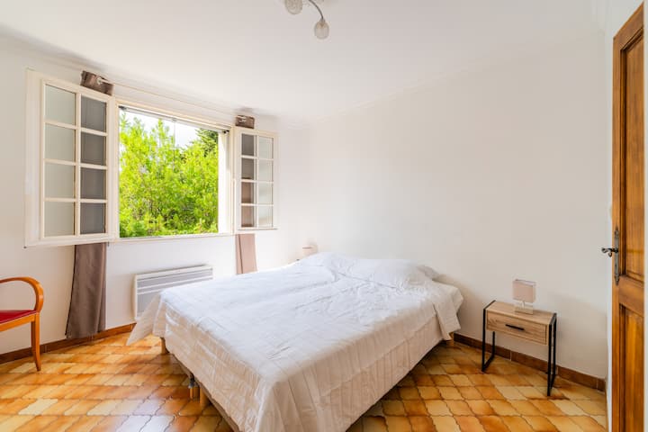 Glavni apartman s krevetom od 180 cm, 2 noćna ormarića, 1 fotelja, kupaonica s tušem, WC školjka