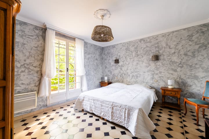 Spavaća soba s krevetom od 180 cm, 2 noćna ormarića, ormar s ormarom, 1 fotelja i izlaz na balkon s pogledom na bazen